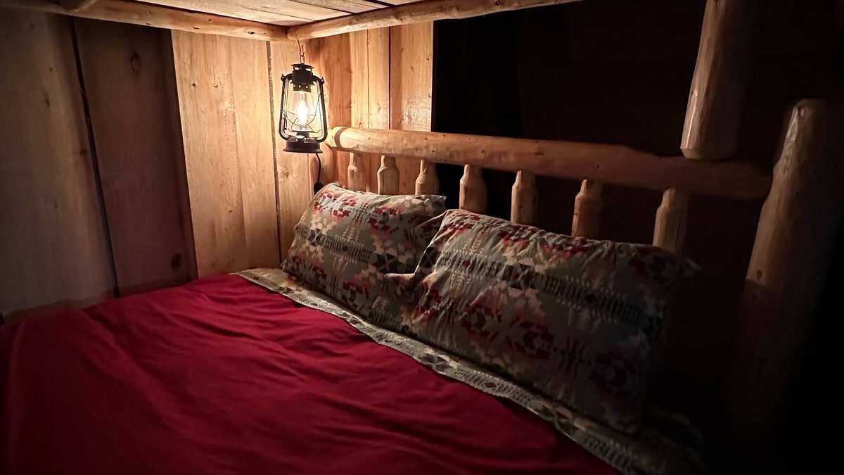 Seward Cabin | Oz Lodge: Bunkhouse - Cozy, Rustic & perfect for a family or group of friends!