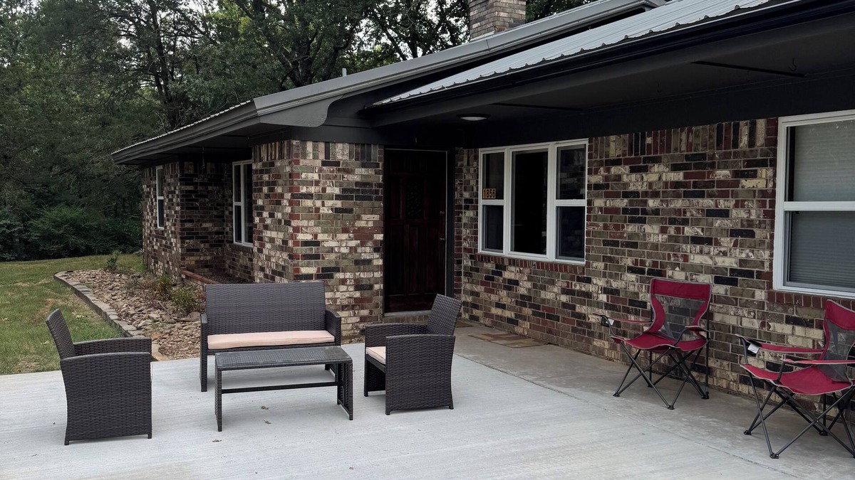 Pelsor House | Ozark Foothills Country HomenNewly Remodeled