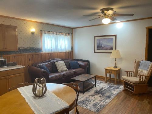 Lebanon Apartment | Ozark Hills Lodge Dogwood Suite-pet friendly, 2 miles from Bennett Springs