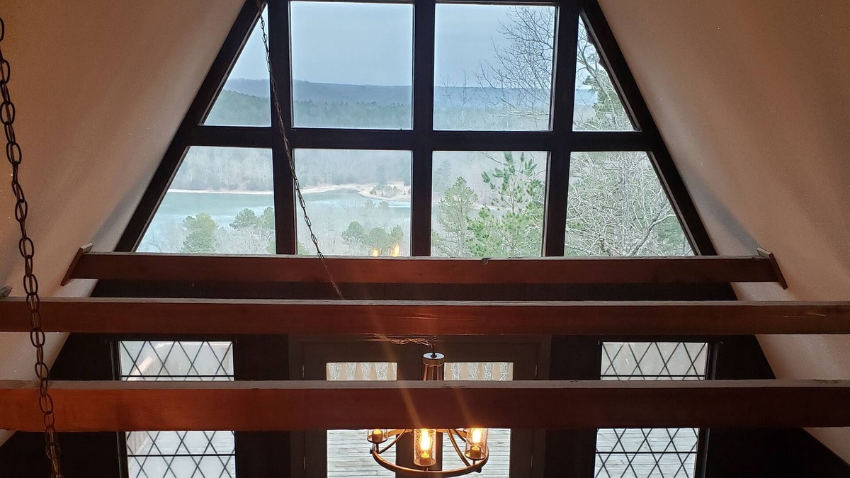 Eminence Cabin | Ozark Oasis 3 B/3 B in Eminence with Spectacular View!