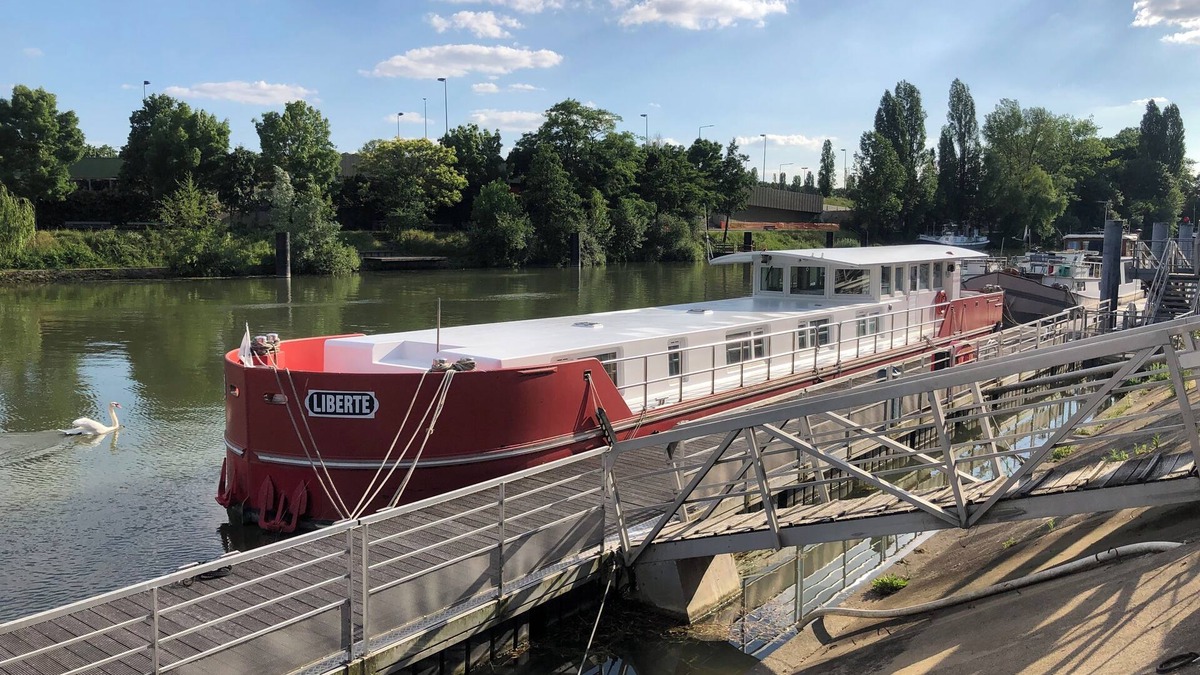 Asnieres-sur-Seine Boat Rental | Péniche Liberté aux Portes de Paris