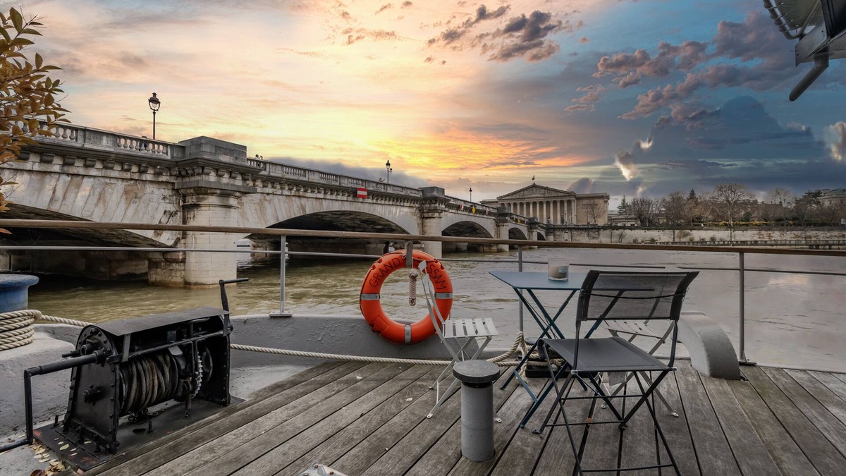 Saint-Germain-l'Auxerrois Boat Rental | Péniche Luxe - Concorde/vue Tour Eiffel