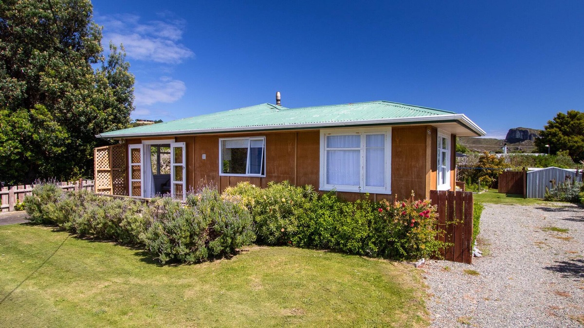 Puponga House | Pūponga View - Pūponga Holiday Home