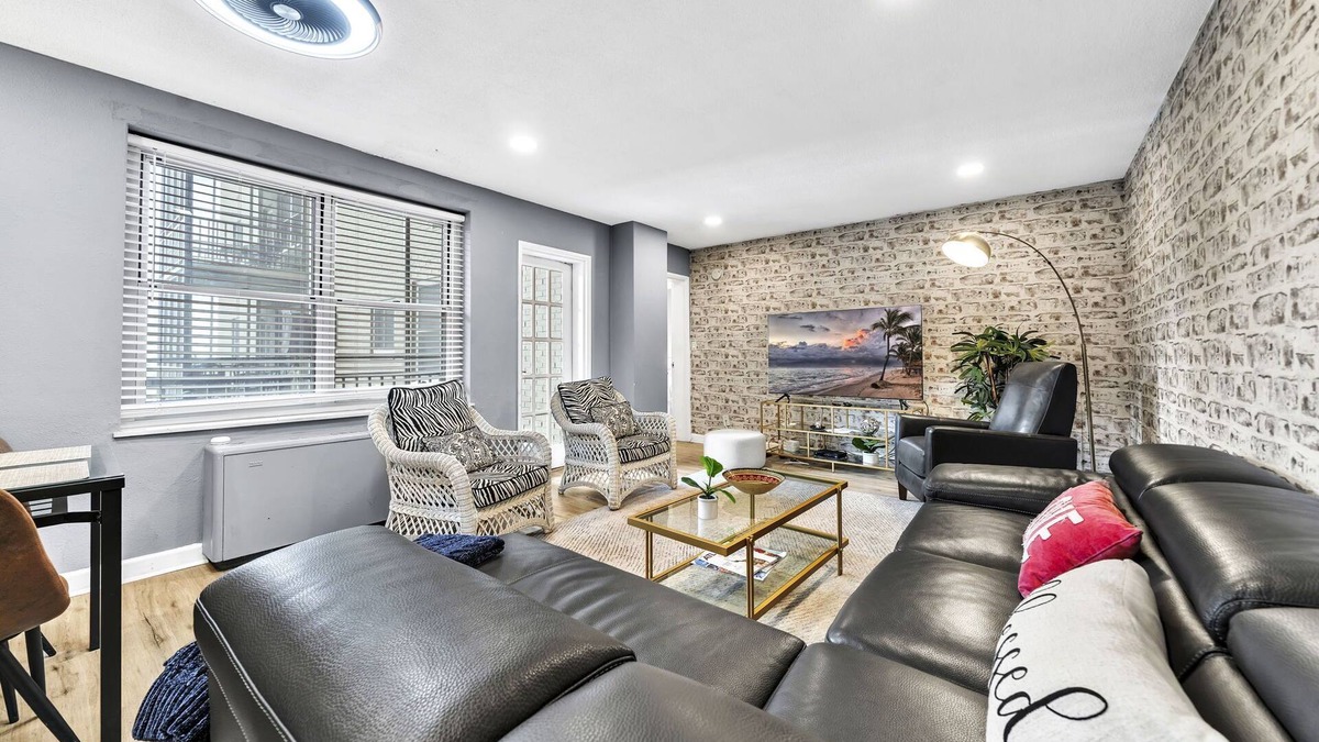 SoNo Apartment | P/8G Remodel 2BR/2BA downtown ATL- Parking & Balcony