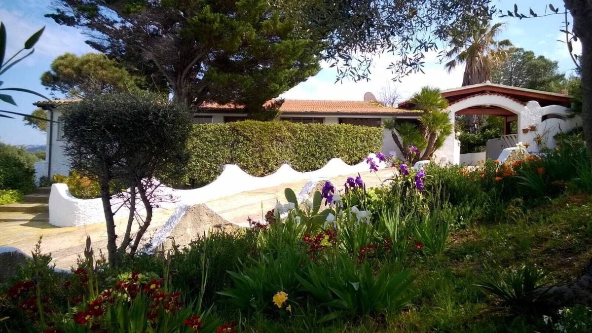 Trinita d'Agultu e Vignola Villa | Panoramic villa with garden in Isola Rossa
