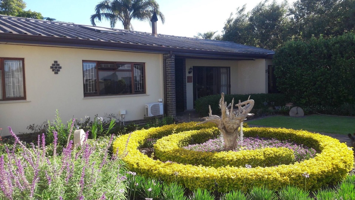Paarl House | Paarl - The Labyrinth - Sleeps 8 (+ 2)