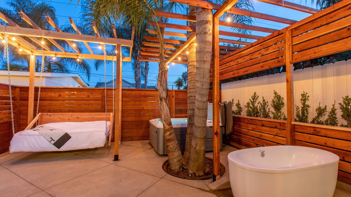 Pacific Beach House | Pacific Beach Grand Villa HotTub &Tub Swing Bed Grill Parking AC Outdoor Shower