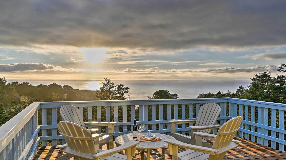 Manchester House | 'Pacific Coast House' w/Private Hot Tub!