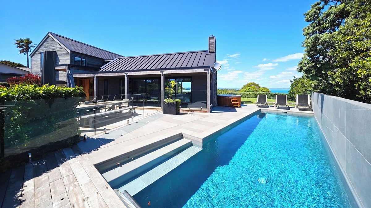 Surfdale House | PACIFIC ESCAPE l Luxury house with SPA & Pool & Sea Views | Be My Guest