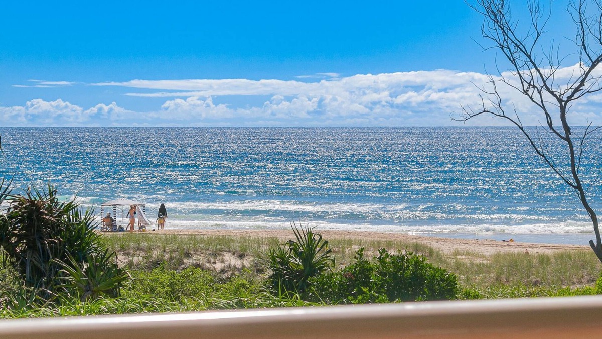 Tugun Apartment | Pacific Gables 1 - Absolute Beachfront Tugun - Linen Provided - Min. 3 Night Stays!
