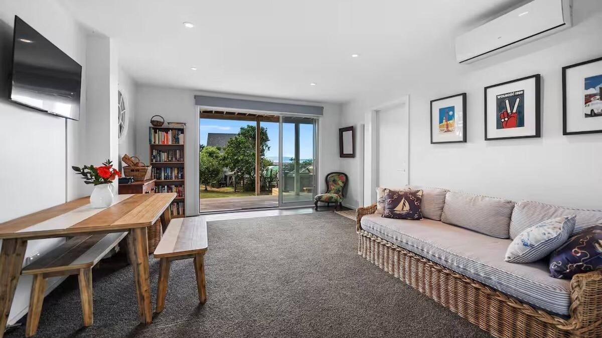 Whangaparaoa House | Pacific Ocean Breezes