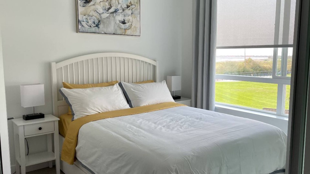 Tsawwassen Apartment | Pacific Ocean Breeze Retreat
