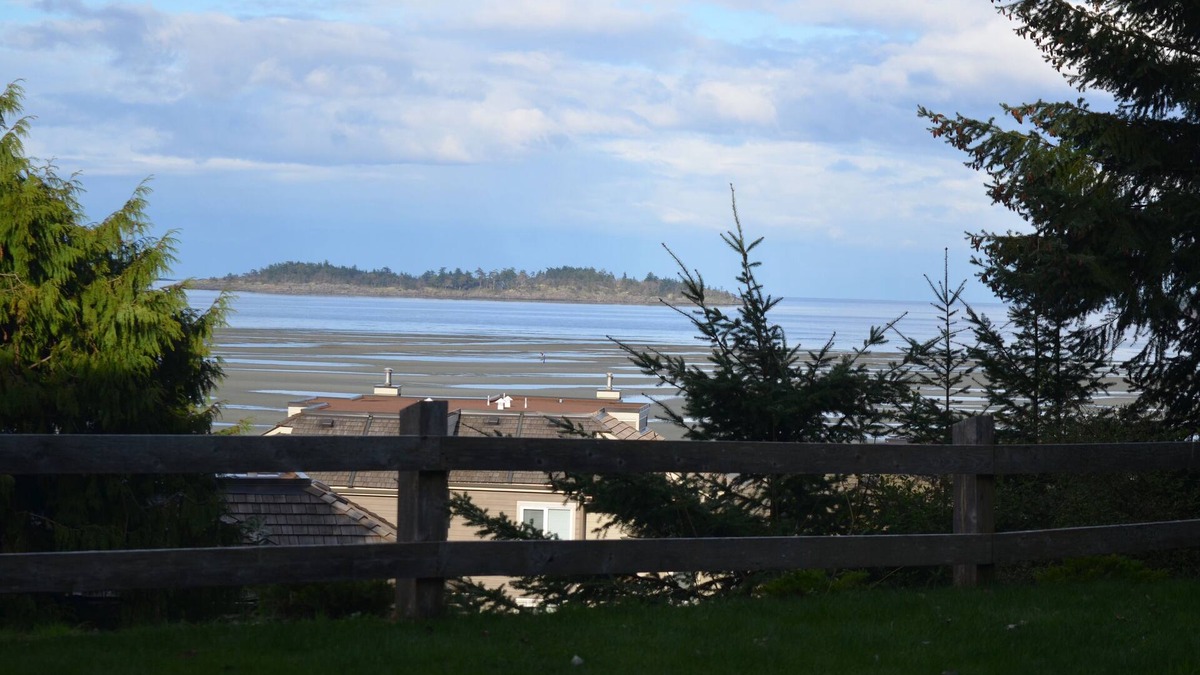 Regional District of Nanaimo Condo | Pacific Tide Beach House, Resort Drive, Rathtrevor Park, Ocean View!