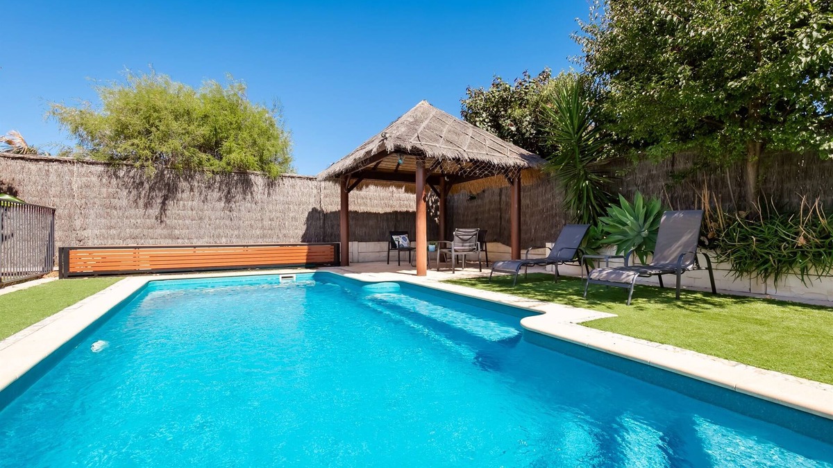 Padbury House | Padbury Delight with pool