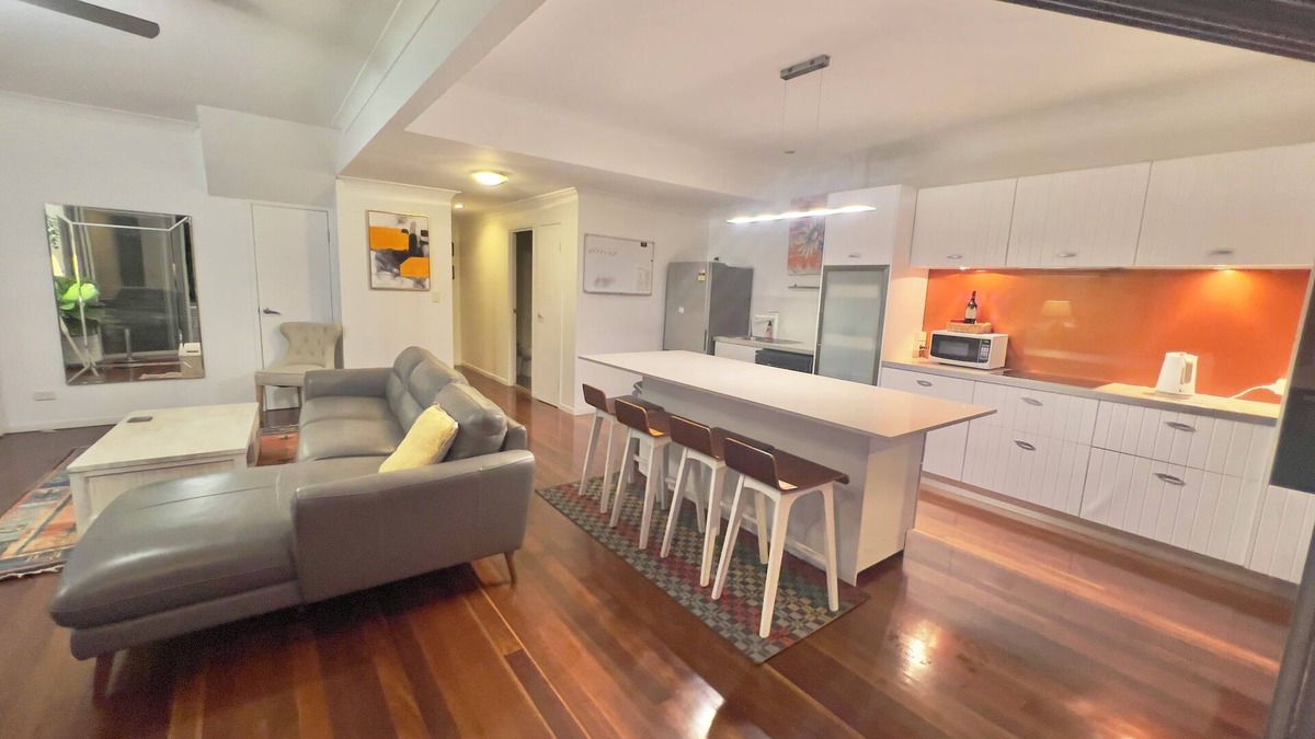 Milton House | PaddingtonPad Perfect Position Modern Quiet polished floors close to Suncorp