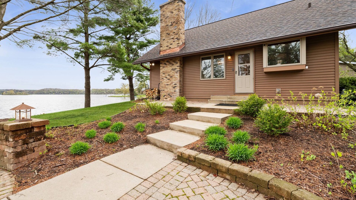 Whitewater House | Paddle + Pine – Luxury Lakefront Retreat on Rice Lake | 3BR Waterfront Cabin near Whitewater, WI