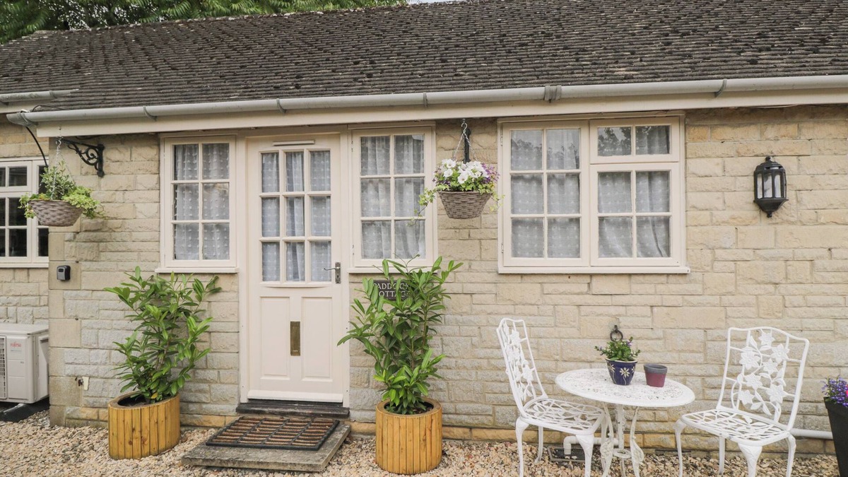 Crudwell Cottage | PADDOCK COTTAGE, pet friendly, with a garden in Crudwell