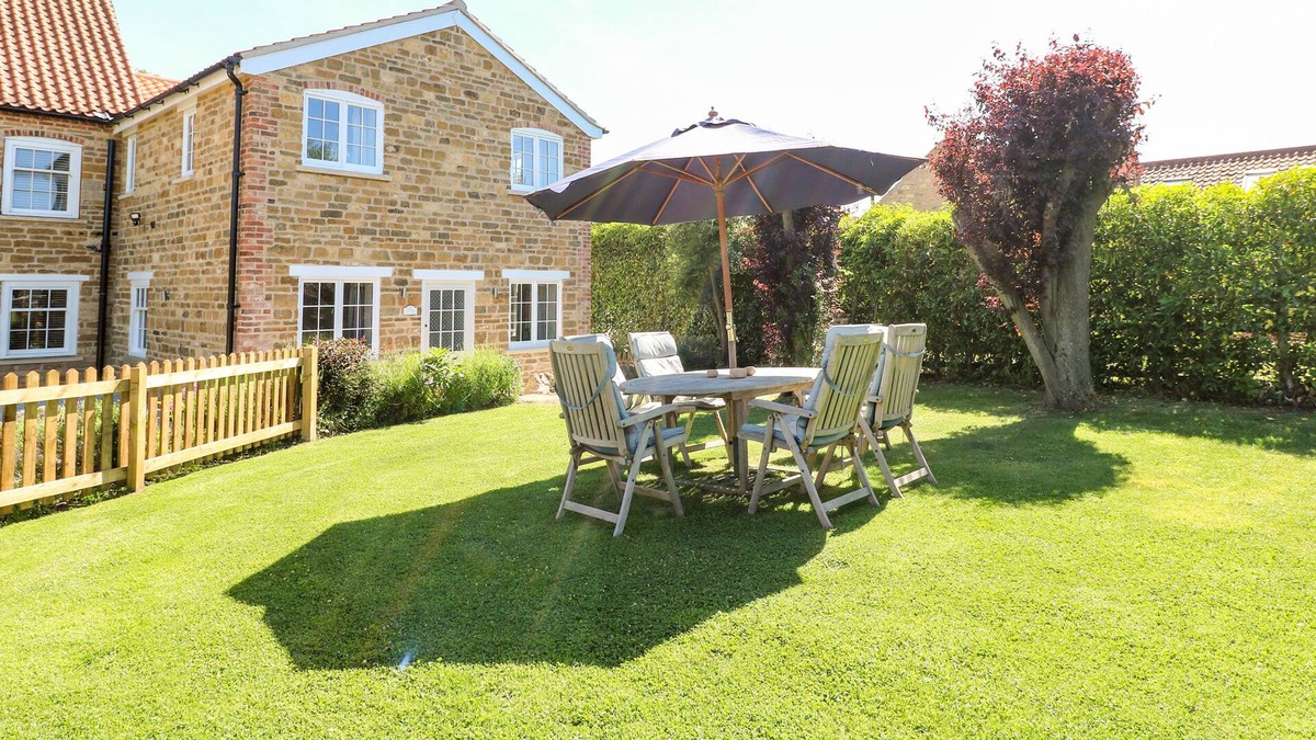 Croxton Kerrial Cottage | PADDOCK VIEW COTTAGE, pet friendly, with a garden in Vale Of Belvoir
