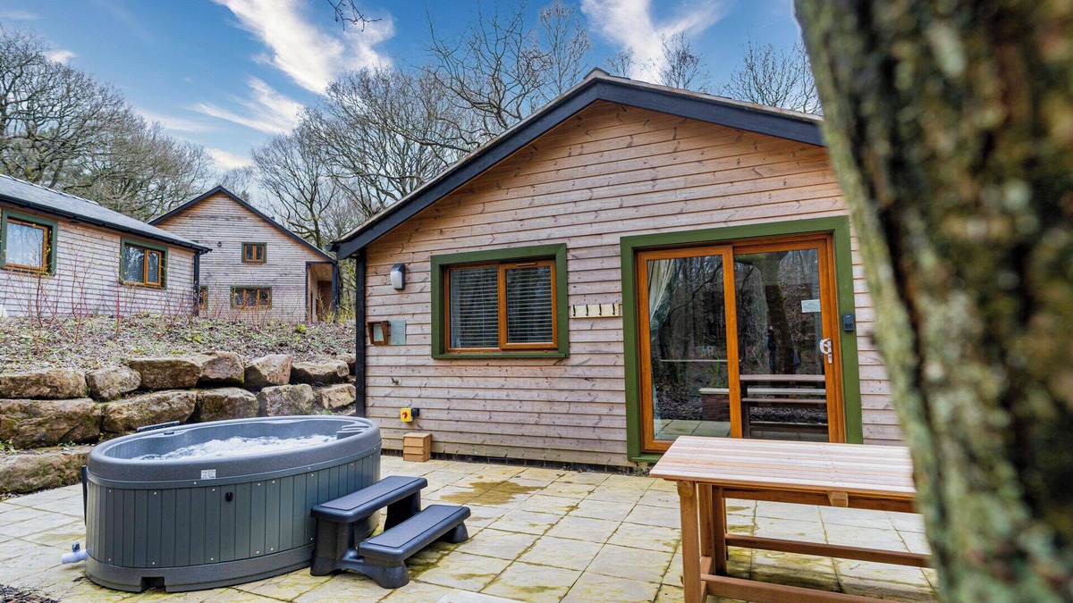 Farley Cabin | Padley; woodland lodge for 2-4 with hot tub, BBQ, near Alton Towers.