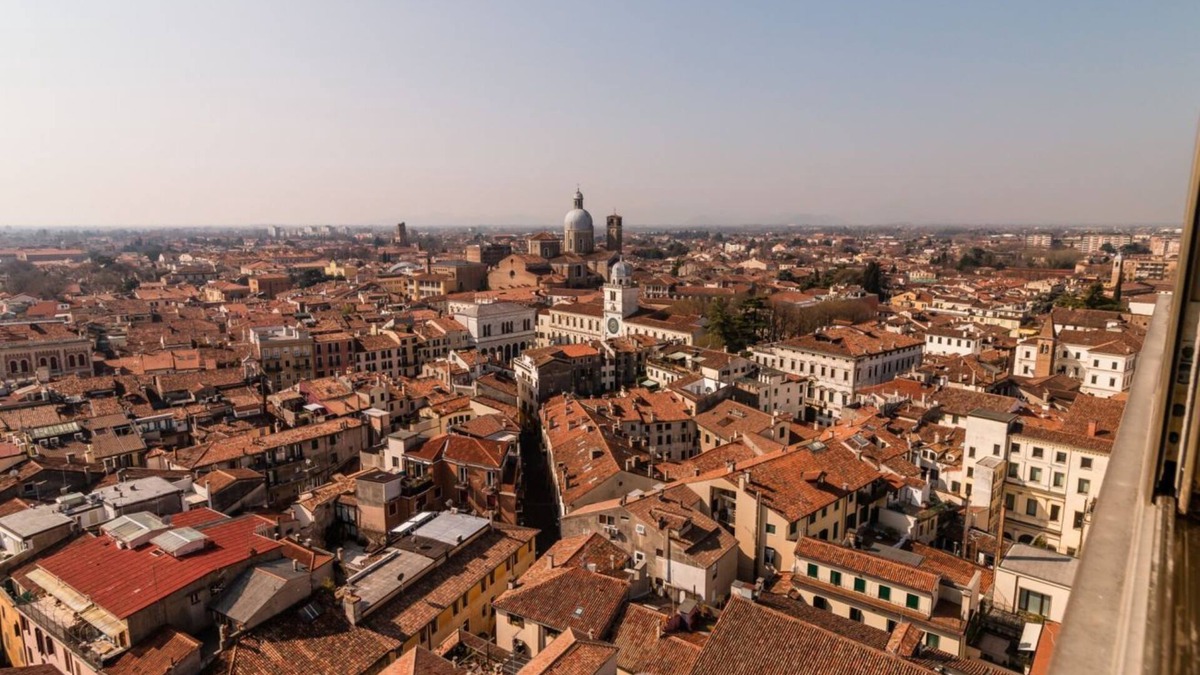 Historic Centre Apartment | PADOVA TOWER 13TH FLOOR CITY & HILLS VIEW LIBECCIO