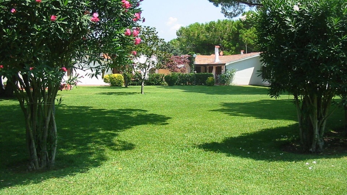 Laura Villa | Paestum sea; Villa in park with garden, condom pool open 1/6 -15/9