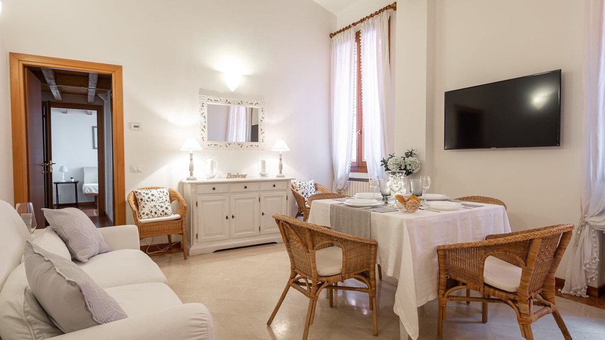 Historic Center Apartment | Paglia Tre, 2 bedroom apartment in the center of Bologna