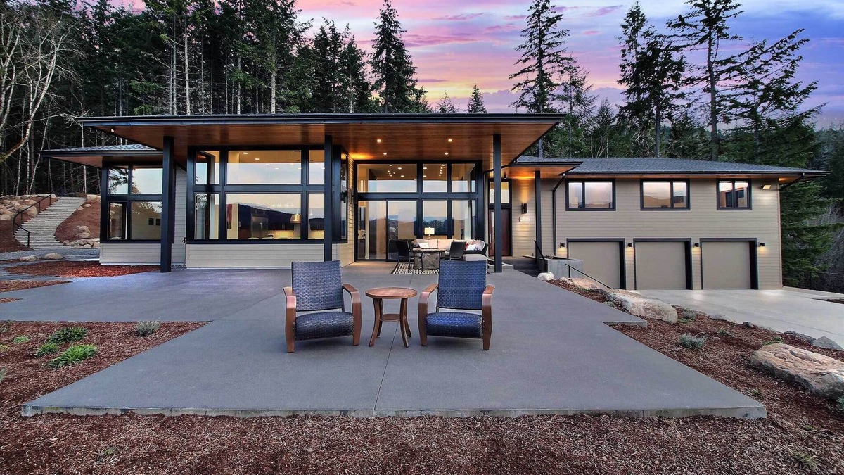 White Salmon House | 'Pahto's Retreat' Luxe White Salmon Home: Hot Tub