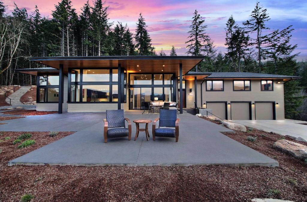 White Salmon House | Pahtos Retreat Luxe White Salmon Home Hot Tub