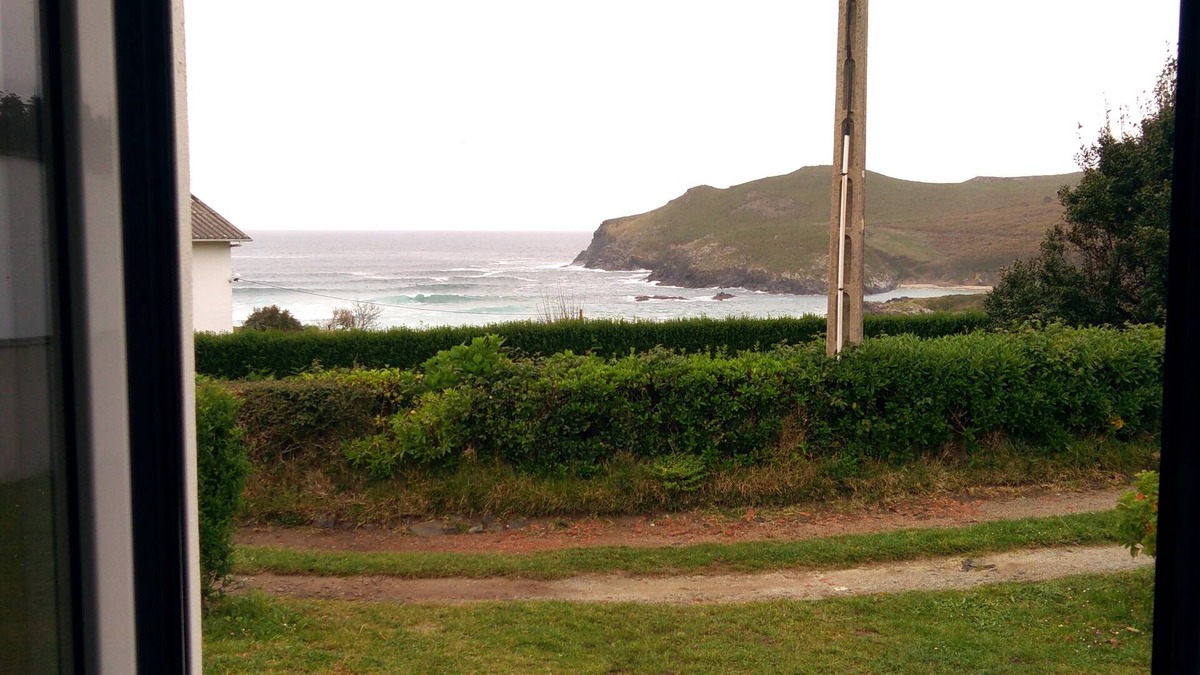 Valdovino House | Painted beach house Pantín