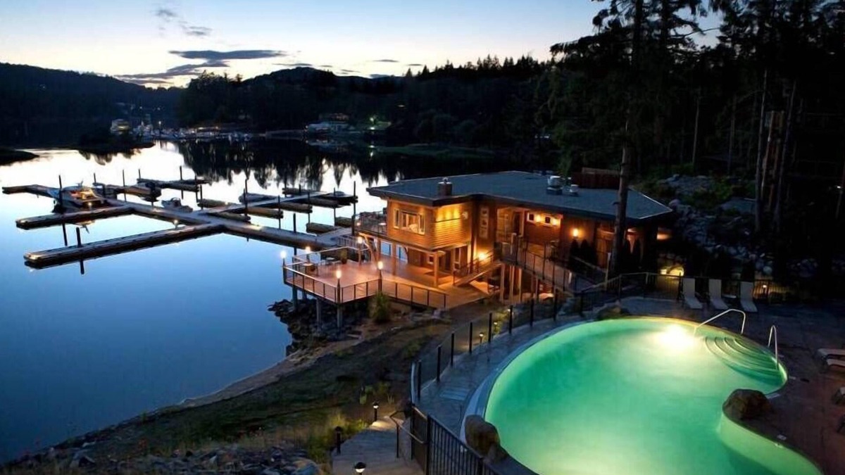 Madeira Park Resort | Painted Boat Resort
