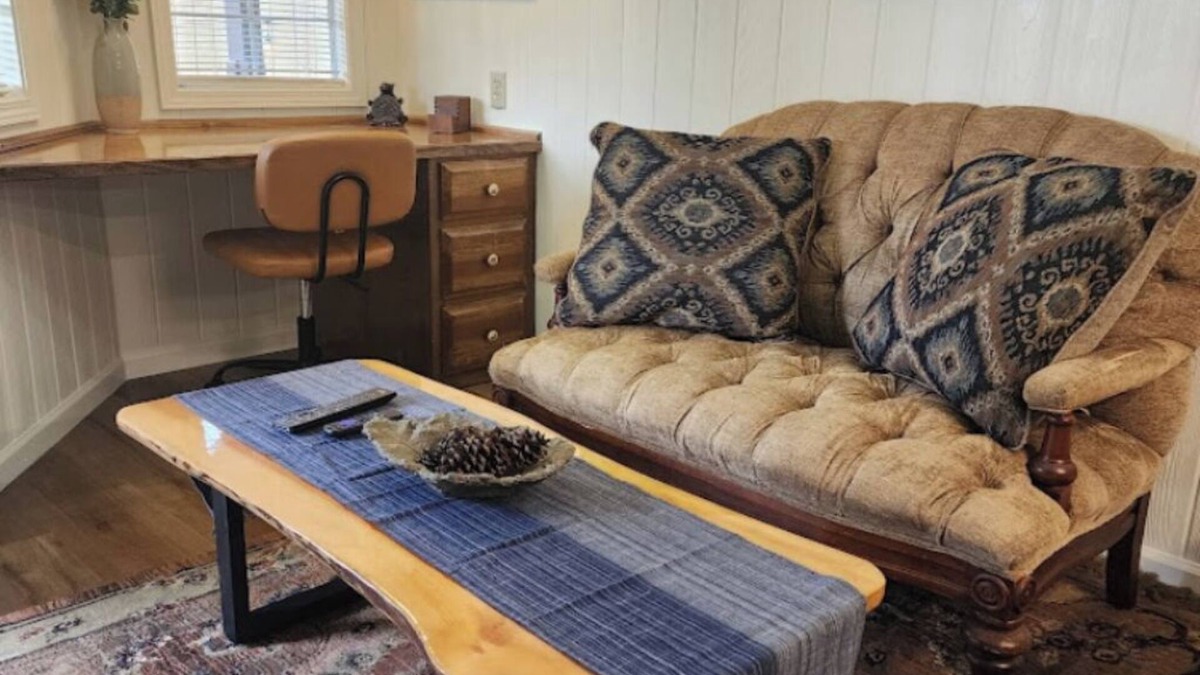 Hahira Cabin | Painted Sky Homestead Cabin - cozy, quiet, and safe