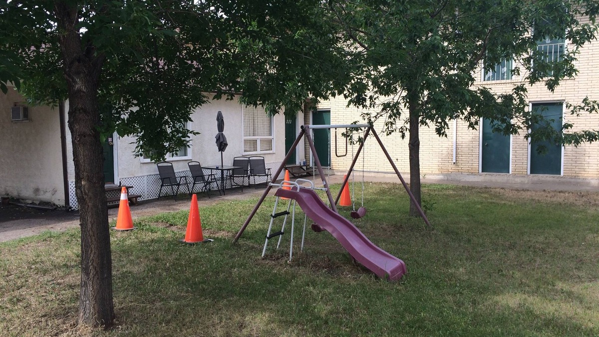Medicine Hat Hotel | Pal's Motel