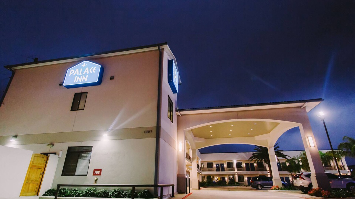 Spring Branch West Hotel | Palace Inn City Center