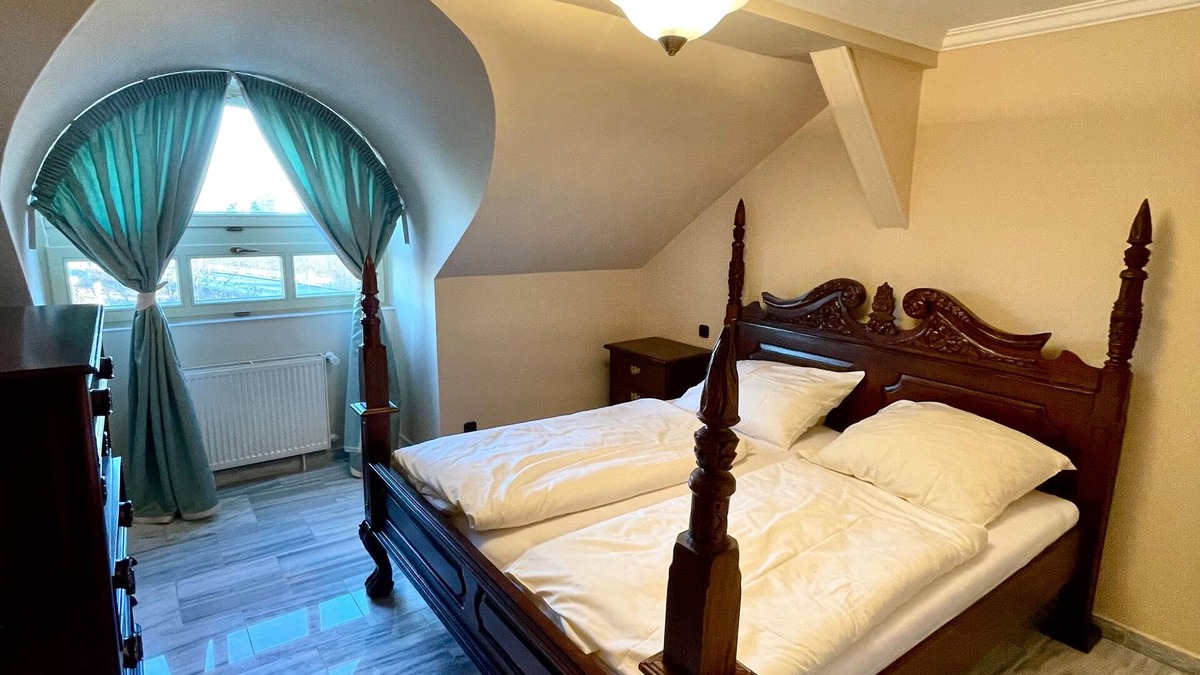 Jiloviste Hotel | Palace Inn