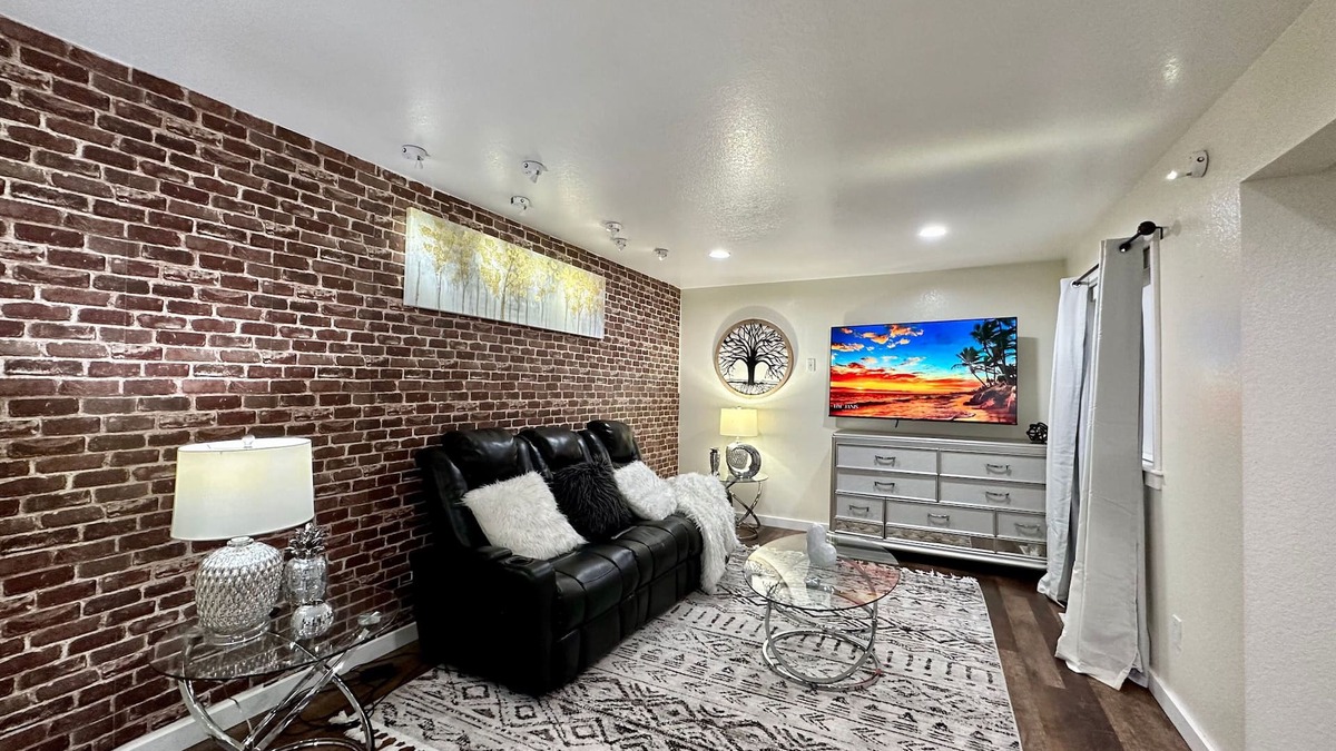 Seattle Hill-Silver Firs House | PALACE VILLA: Palace Villa: Central AC & modern, private yard