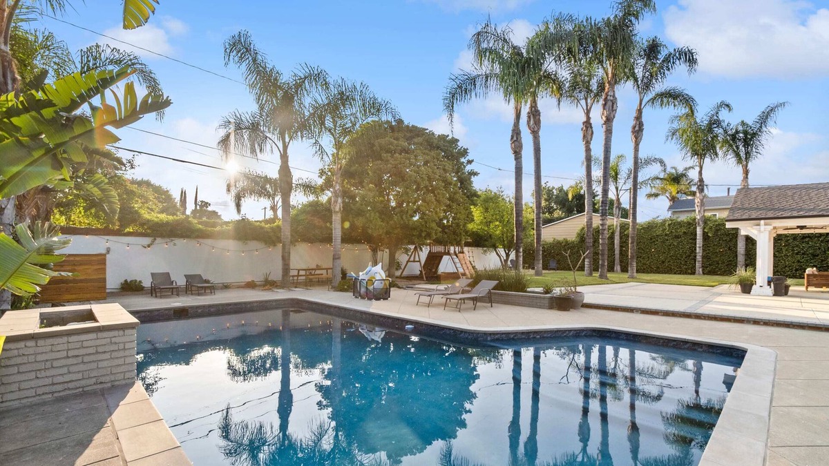 Lake Balboa Villa | *Palm-Adorned LA Retreat: Luxury Meets Family Fun*
