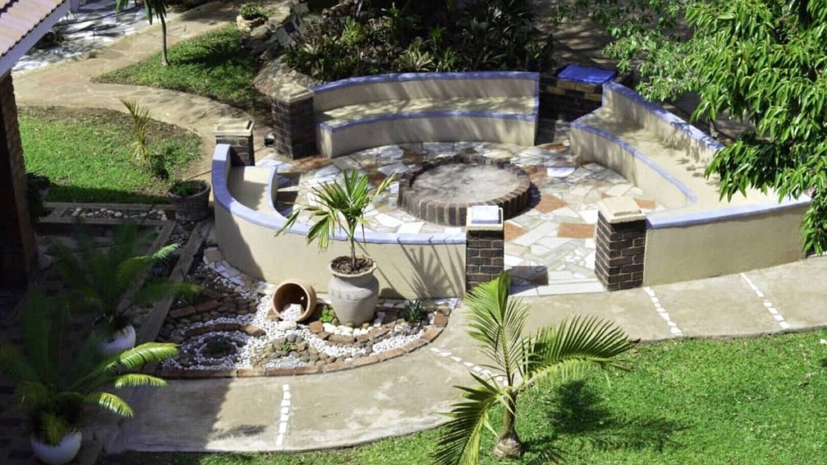 Kwekwe House | Palm and rose garden, golden acres