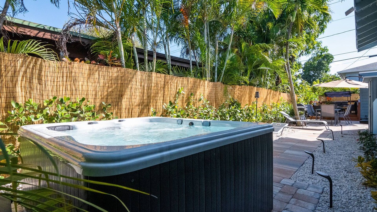 Southwest Cottage | Palm Beach Charm - Hot Tub, Bikes & More! Completely Renovated!