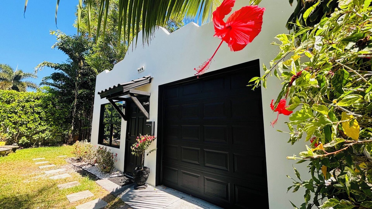 Southwest Cottage | Palm beach cottage in zen tropical setting near beach & shops.