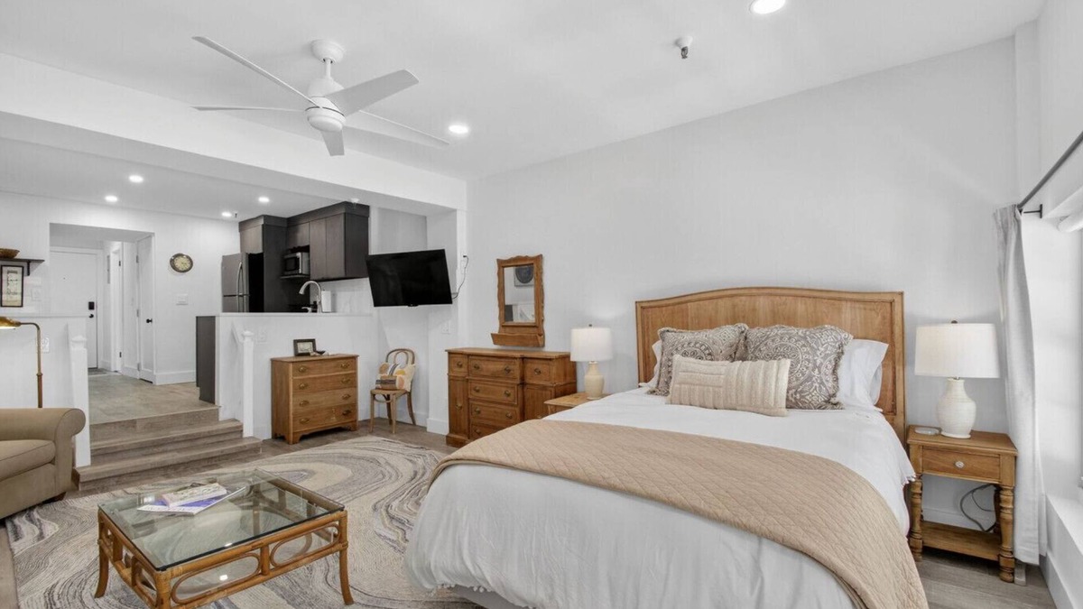 Palm Beach - West Palm Beach Apartment | Palm Beach Island Sleeps 3 Renovated Kitchen Pool