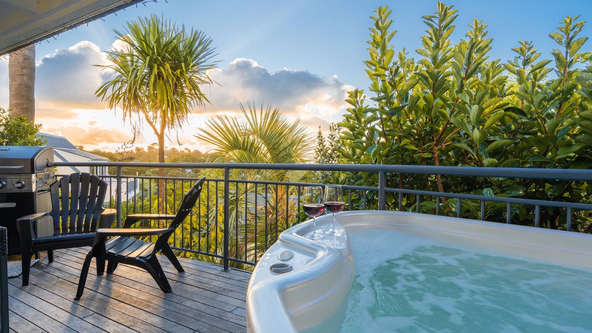 Palm Beach Villa | Palm Beach Perfection with Aircondioning, Free WIFI, SKY TV, Private Spa Pool