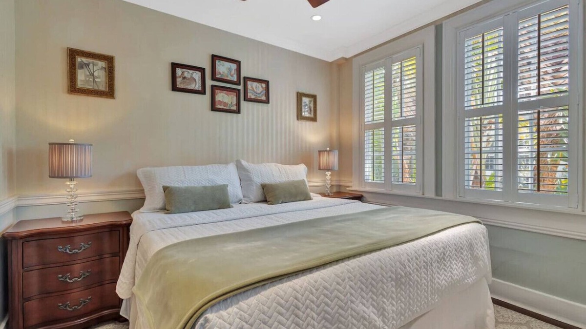 Palm Beach - West Palm Beach Condo | Palm Beach Regency Walk to Beach