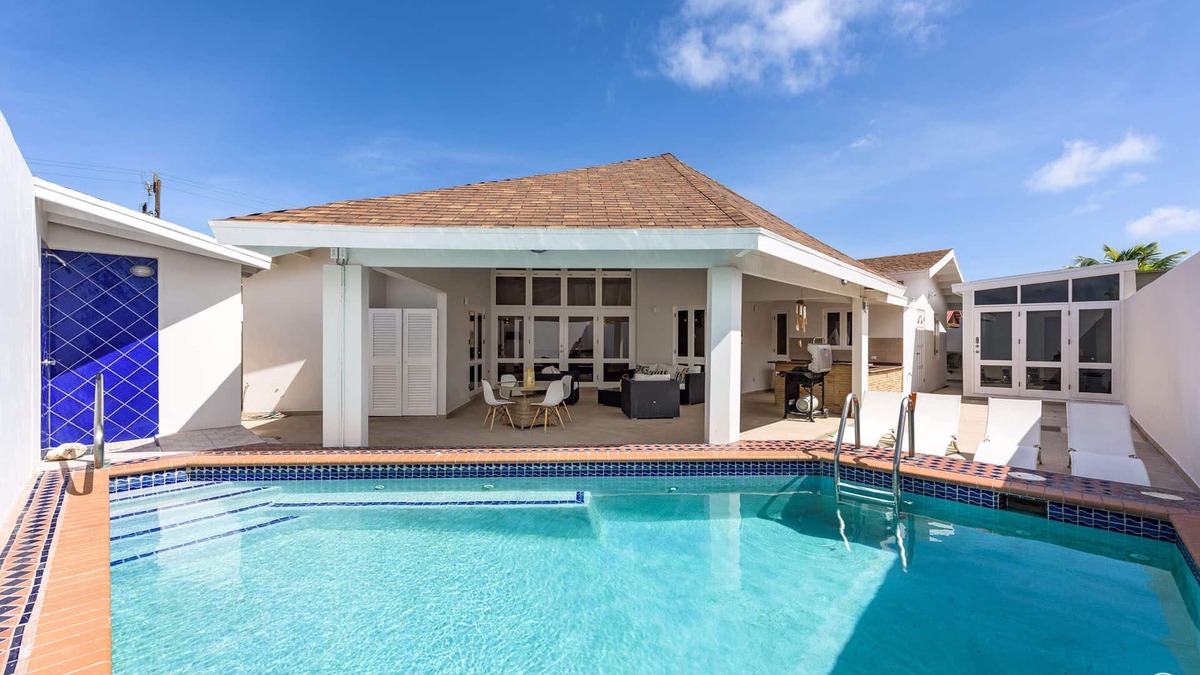 Palm Beach Villa | Palm Beach Villa - walk to the beach/hundreds of restaurants at the hotel strip!
