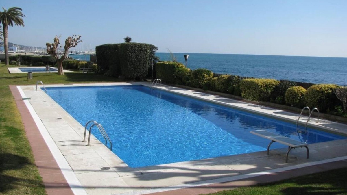 Sant Andreu de Llavaneres Apartment | Palm Garden, beautiful Sea view, cozy Apt, direct train @ Barcelona's door