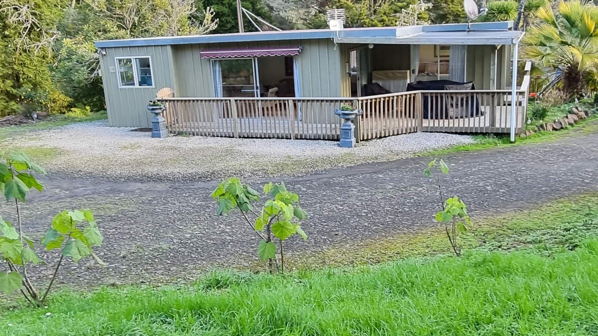 Auckland Cottage | "Palm Haven' Swanson,npeaceful semi-rural lifestyle living.