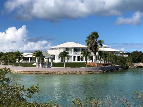 Discovery Bay Apartment | Palm Point Loft