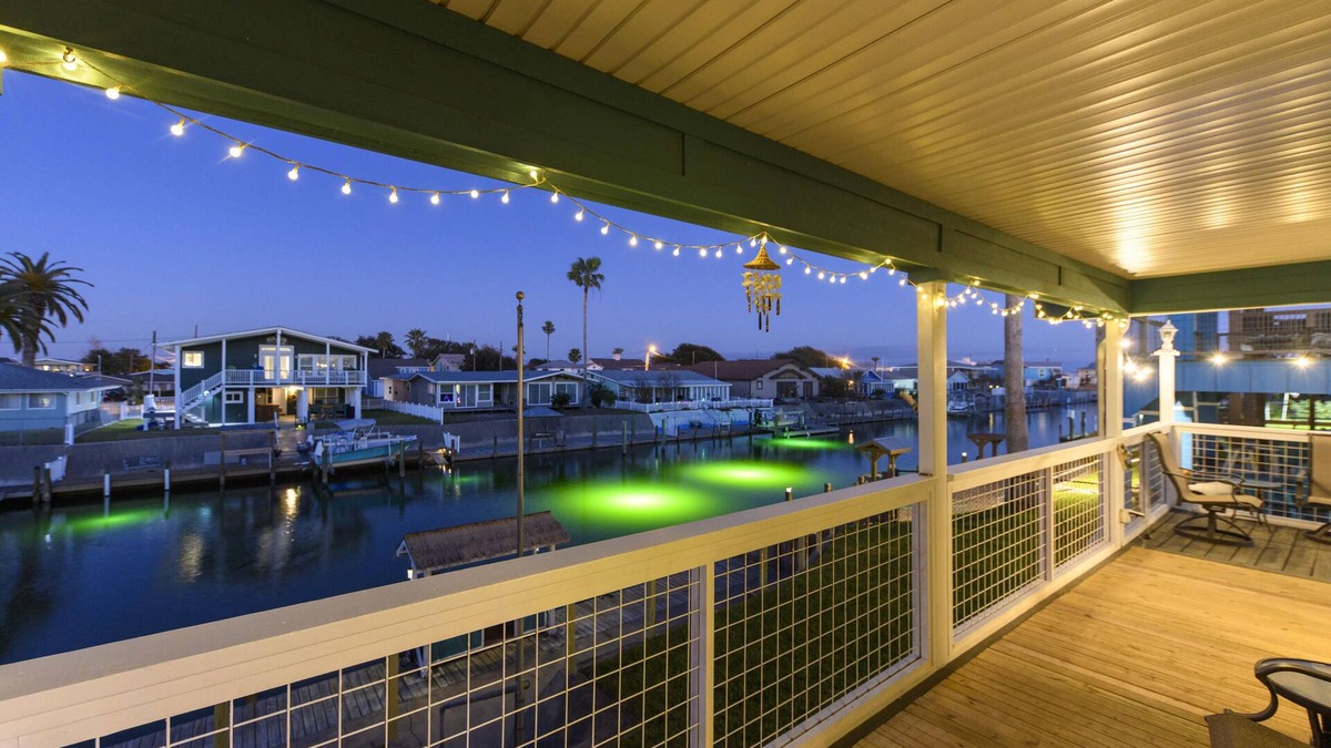 Palm Harbor House | Palm Tiki | Canal Front + Private Fishing Dock!
