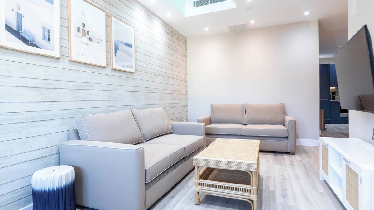 London Borough of Bromley Apartment | Palm Tree House | Santorini