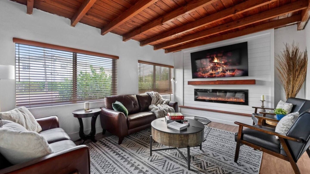 Central Business District House | Palm Vista House – Your South Florida Work Hard Play Hard Retreat!