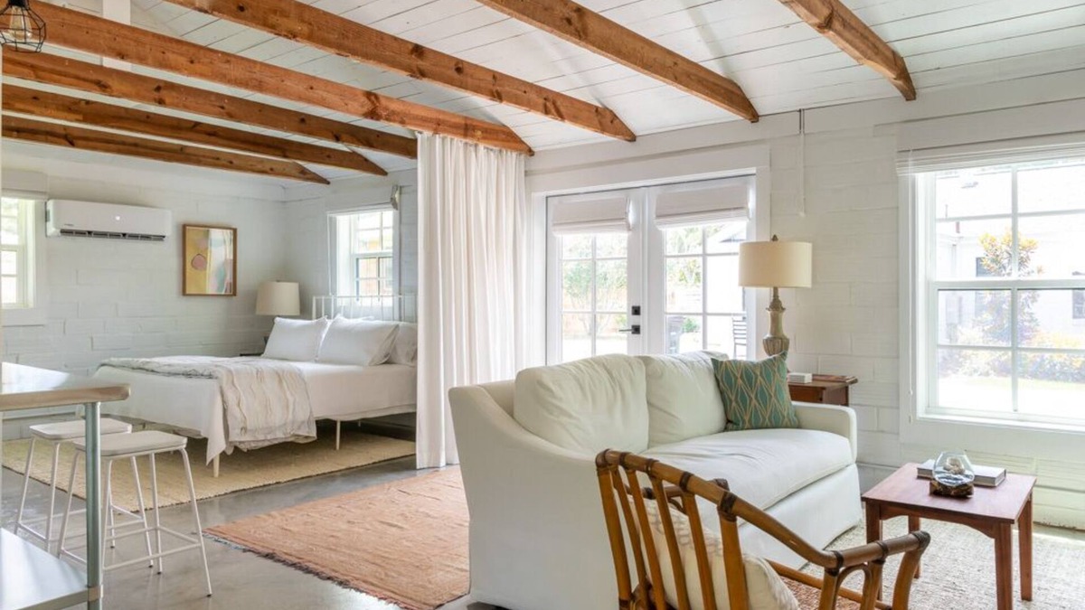 Fairhope House | Palmetto Carriage House - open and airy studio apartment close to everything!